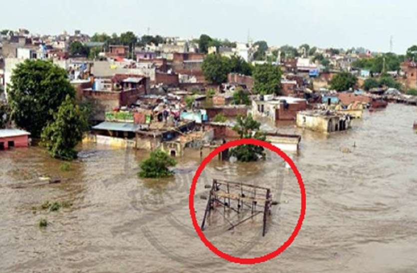 चंबल में गिरा 33 केवी डबल सर्किट विद्युत पोल, भगवान भरोसे विद्युत आपूर्ति चंबल में गिरा 33 केवी डबल सर्किट विद्युत पोल, भगवान भरोसे विद्युत आपूर्ति