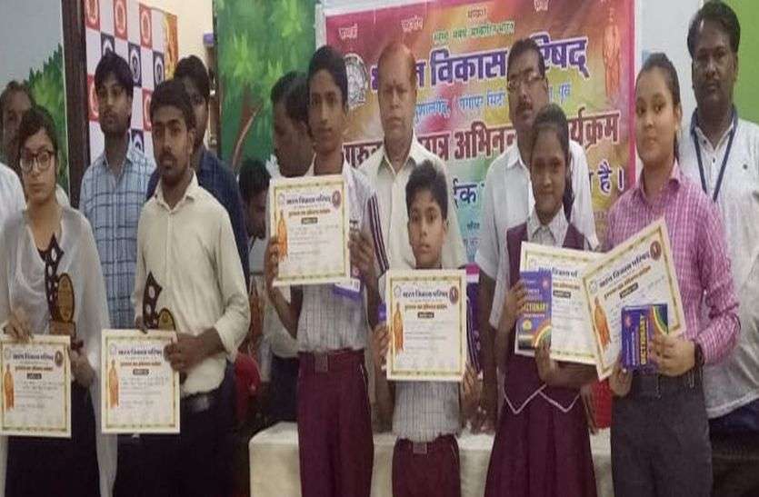 प्रतिभाओं के साथ गुरुजनों का सम्माान प्रतिभाओं के साथ गुरुजनों का सम्माान