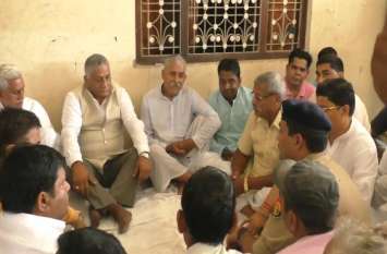 Union minister VK Singh meets family members of BJP neta Rakesh Sharma बीजेपी नेता की हत्या के बाद केंद्रीय मंत्री ने परिजनों से की मुलाकात