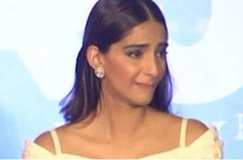 sonam kapoor cried after seen anil kapoor films shooting पिता के ऐसे सीन्स देख डरकर खूब रोया करती थीं सोनम कपूर, एक बार खा गई थी 40 समोसे