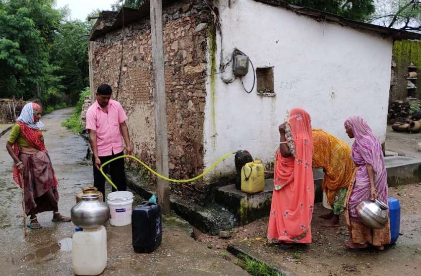Villagers available pure drinking water ग्रामीणों को मिला शुद्ध पेयजल