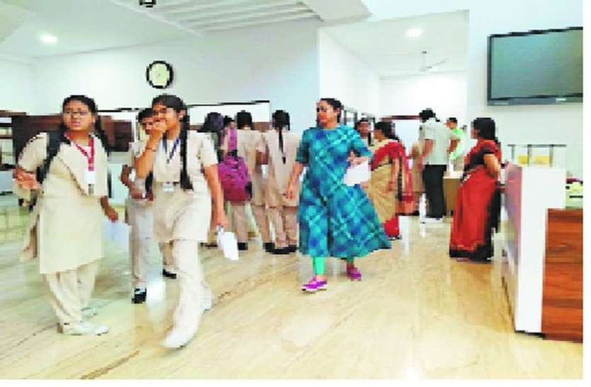 स्कूल फीस नहीं भरी तो छात्राओं को स्कूल से निकाला, नहीं बैठने दिया परीक्षा में, पालकों ने उठाया ये कदम स्कूल फीस नहीं भरी तो छात्राओं को स्कूल से निकाला, नहीं बैठने दिया परीक्षा में, पालकों ने उठाया ये कदम