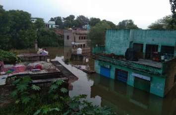 Many villagers drown to one floor, people coming out of the tube कई गांव में एक मंजिल तक डूबे, ट्यूब के सहारे निकल रहे लोग