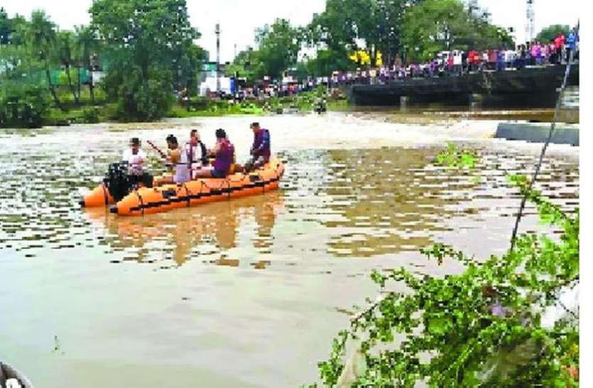 नदी के तेज बहाव में बह गया बेटा, दो दिन तक नदी की ओर टकटकी लगाकर देखती रही मां, नहीं मिला बेटा नदी के तेज बहाव में बह गया बेटा, दो दिन तक नदी की ओर टकटकी लगाकर देखती रही मां, नहीं मिला बेटा