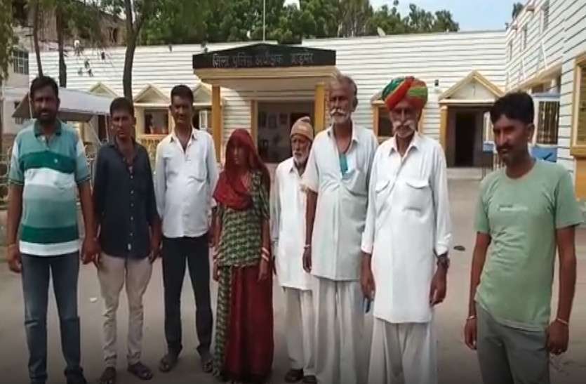 कुल्हाड़ी से वार कर युवक की हत्या का मामला, 4 आरोपी अब भी फरार, परिजनों में गुस्सा कुल्हाड़ी से वार कर युवक की हत्या का मामला, 4 आरोपी अब भी फरार, परिजनों में गुस्सा