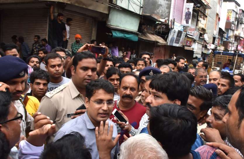 mandsaur news बाढ़ प्रभावित व्यापारियों ने चक्काजाम कर अधिकारियों को घेरा