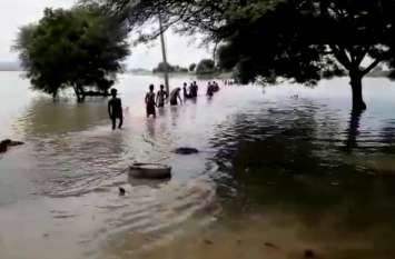 Flood in Ganga 439 Villages of Mirzapur Maybe Affected मिर्जापुर में 439 गांवों पर मंडराया बाढ़ का खतरा, कई गांवों में घुसा पानी