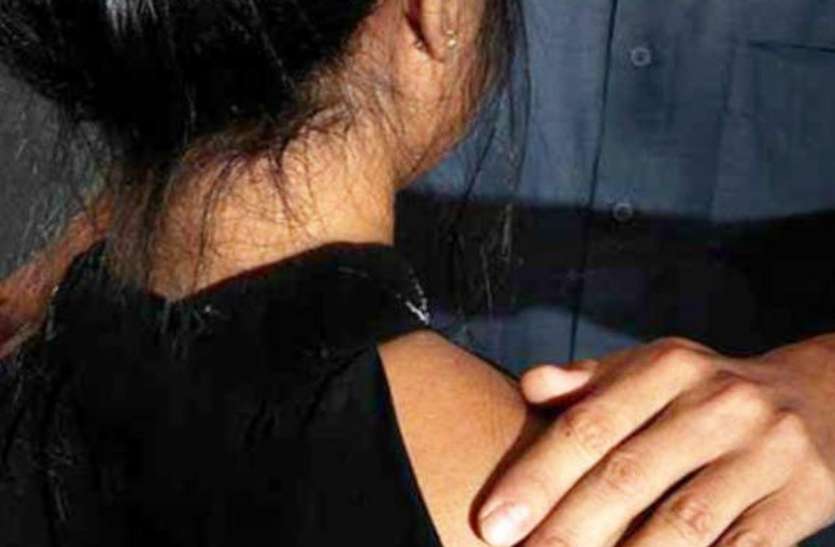 पति को प्रेमिका के साथ देखकर पत्नी के उड़े होश, विरोध किया तो दोनों ने पत्नी का कर दिया ये हाल पति को प्रेमिका के साथ देखकर पत्नी के उड़े होश, विरोध किया तो दोनों ने पत्नी का कर दिया ये हाल