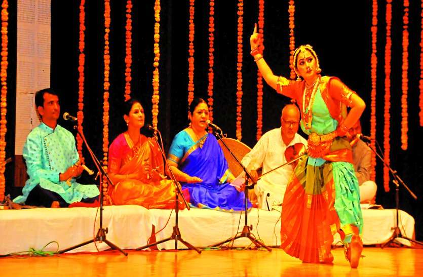 Scindia Girls school student zoya peform on arangetram
