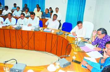 CM Helpline: Officer in the Chief Minister's district preparing class CM Helpline: मुख्यमंंत्री के जिले में अधिकारी ने ली क्लास, लम्बित मामलों पर नोटिस की तैयारी