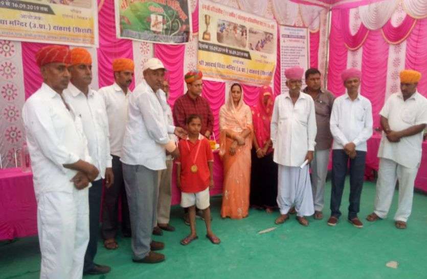 परिक्षेत्रीय प्रतियोगिता का समापन : कबड्डी छात्रा में हिम्मतपुरा व छात्र में हड़मतिया आर की खिताबी जीत परिक्षेत्रीय प्रतियोगिता का समापन : कबड्डी छात्रा में हिम्मतपुरा व छात्र में हड़मतिया आर की खिताबी जीत