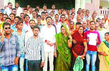 Villager over receiving door-to-door money complained collector डोर टू डोर नशा मुक्ति के नाम अवैध उगाही, नाराज ग्रामीणों ने कलेक्टर से कहा पद का दुरुपयोग कर रहे SDM, मैडम कुछ तो कीजिए
