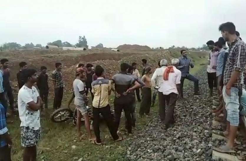 ट्रेन से टकराई बाइक, युवक बाल-बाल बचा ट्रेन से टकराई बाइक, युवक बाल-बाल बचा