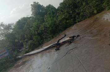 Hevay rain and waves, 16 polls fall down Hevay rain : अंधड़ ने बरपाया कहर, 16 विद्युत पोल गिरे व दरख्त धराशायी