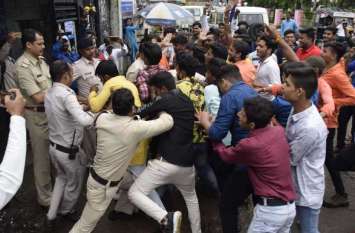 Student army demonstration गल्र्स कालेज में जबरन तालाबंदी करने पहुंचे विद्यार्थी सेना को पुलिस ने खदेड़ा