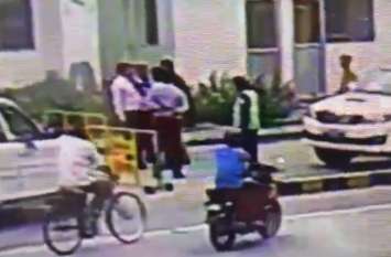 Toll Plaza cctv footage Barabanki टोल प्लाजा पर एक्सयूवी सवार दबंगों की दबंगई LIVE, जमकर मचाया उत्पात