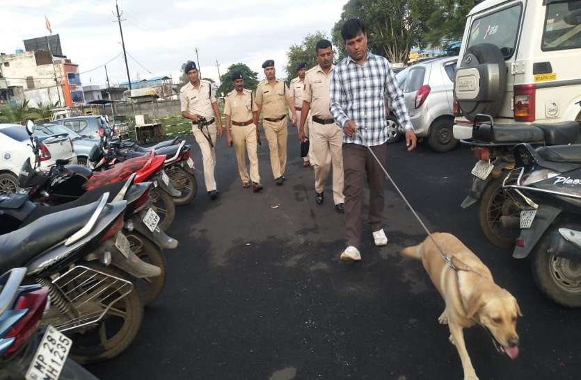 Terrorist threat: स्नैफर डॉग लेकर भारी संख्या में रेलवे स्टेशन पहुंचे पुलिसकर्मी, यह रही वजह Terrorist threat: स्नैफर डॉग लेकर भारी संख्या में रेलवे स्टेशन पहुंचे पुलिसकर्मी