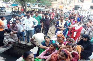Make Aadhar card Long line of people in Gramin Bank Firozabad फिरोजाबाद में आधार कार्ड बनवाने में लोगों को याद आ रहा नोटबंदी का दौर, देखें वीडियो