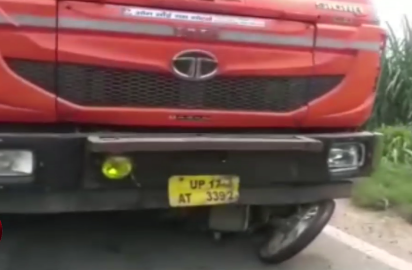 accident_1.jpg शादी समारोह में जा रहे परिवार पर आफत के रूप में टूटा तेज रफ्तार ट्रक का कहर, मासूम का हुआ यह हाल- देखें वीडियो