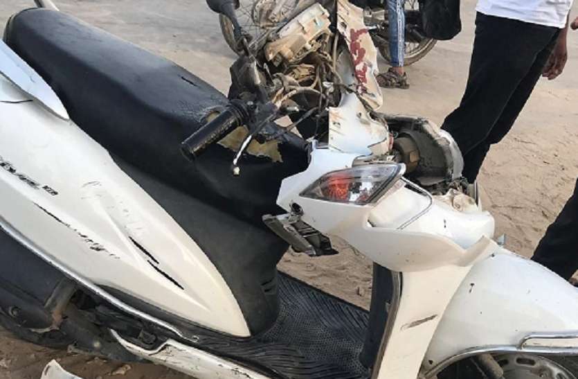 two injured from accident between Tanker and scooty गलत दिशा में आ रहे टैंकर ने मारी स्कूटी को टक्कर,युवती और एक बालक घायल