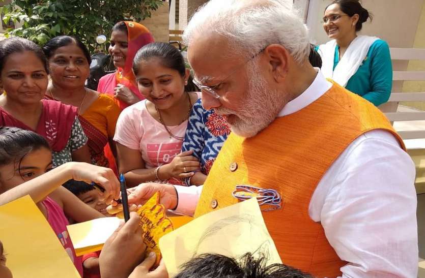 Ahmedabad: PM Modi जानें किससे पीएम नरेन्द्र मोदी ने पूछा क्या चाहिए? और फिर क्या हुआ PM Modi की इस योजना में महिलाओं को मिलेगा पांच हजार रुपए नगद