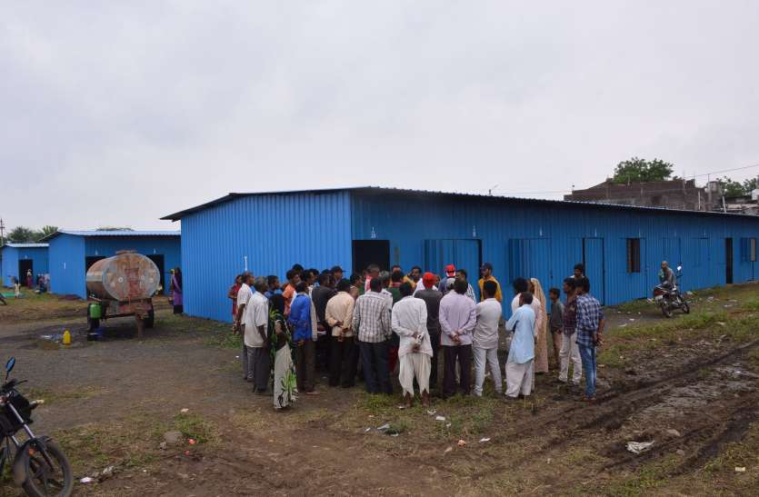 Short circuit fire in the Teen Shed at night आधी रात में टीन शेड में शार्ट सर्किट से लगी आग, घबराकर कमरों से निकले लोग