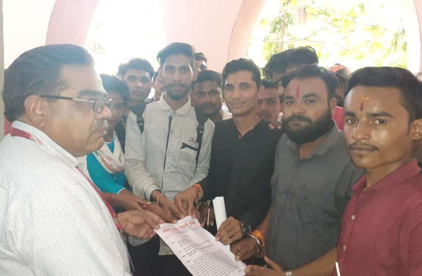 ABVP Demonstrates Arbitration of DAVV at SBN PG College डीएवीवी कर रहा विद्यार्थियों के भविष्य से खिलवाड़