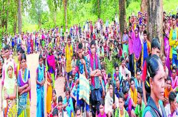 Two villagers have been killed in Gumiyapal police Naxalite encounter मुठभेड़ के बाद लापता अजय को छुड़ाने सैकड़ों की संख्या में ग्रामीण पहुंचे किरंदुल, तब पुलिस ने.....