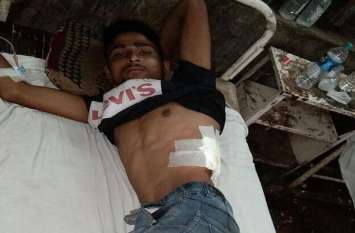 attack on a young man बाइक पर जा रहे मिस्त्री और उसके साथियों को रोका, चाकू से युवक पर जानलेवा हमला