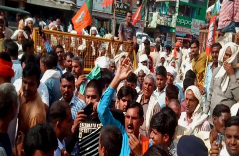 Collectorate siege display रासुका वापस लो नहीं तो करेंगे आंदोलन