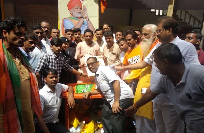 मोदी के जन्मदिवस पर बांटे कपड़े के थैले मोदी के जन्मदिवस पर बांटे कपड़े के थैले
