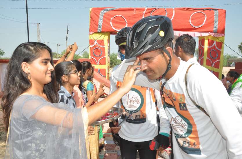 youth is thrilled by hospitality of Marwar मारवाड़ की मेहमानवाजी से जवान रोमांचित