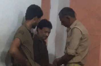 Corruption bribe taking officers arrested at BSA office बीएसए ऑफिस में कार्यरत स्टेनो बाबू को रिश्वत लेते एंटी करप्शन टीम ने किया गिरफ्तार