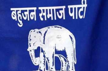 Lathi-poles in bsp workers clashed with each other, police took o बसपाइयों में चले लाठी-डंडे,आपस में भिड़े कार्यकर्ता, पुलिस ने संभाला