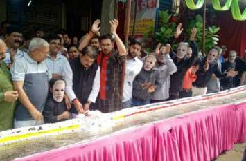 Narendra Modi birthday: BJP workers in Bhopal cut a 69 feet long cake पीएम मोदी के जन्मदिन में भोपाल में काटा गया 69 फीट का केक, लोगों ने कहा- आप दीर्घायु रहें