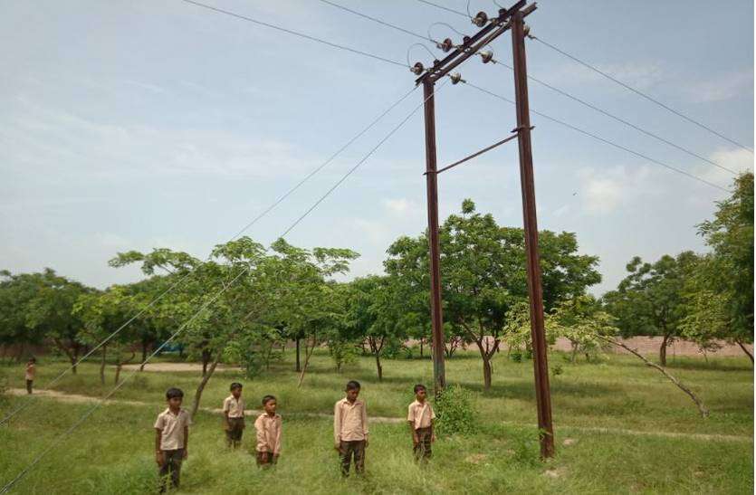 Electric line over the school building स्कूल के ऊपर हाईटेंशन लाइन, हर पल नौनिहालों की जान को खतरा