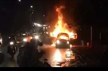 Fierce fire in a moving car जब देखते-ही-देखते चलती कार में लगी भीषण आग ..., देखें वीडियो