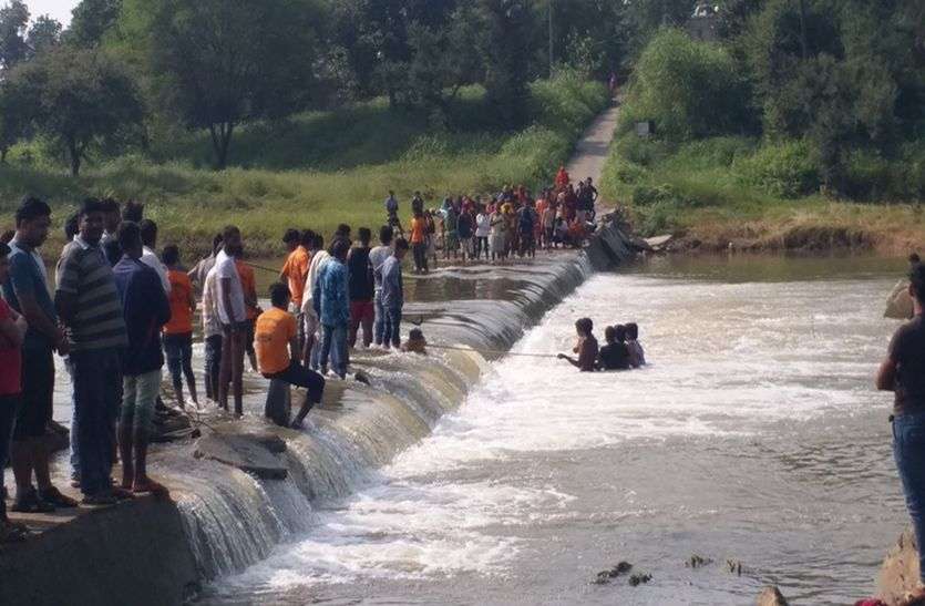डूबने की आशंका में दिनभर तलाशते रहे गोताखोर डूबने की आशंका में दिनभर तलाशते रहे गोताखोर