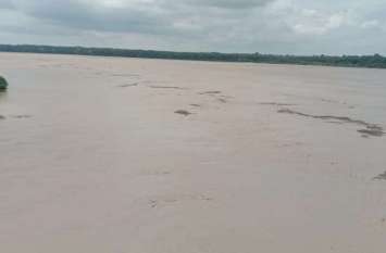 Chambal river reaches 128.16 level इटावा में चंबल नदी का जलस्तर 128.16 हुआ पार