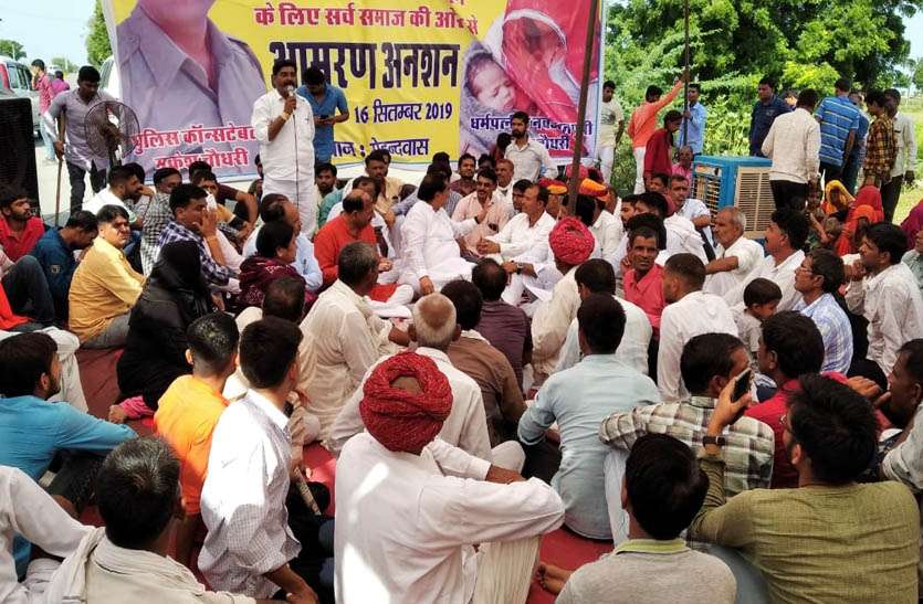 कांस्टेबल मुकेश जाट हत्या प्रकरण में आज बंद रहेगा मेहंदवास कस्बा, सर्वसमाज ने दी सहमति कांस्टेबल मुकेश जाट हत्या प्रकरण में आज बंद रहेगा मेहंदवास कस्बा, सर्वसमाज ने दी सहमति