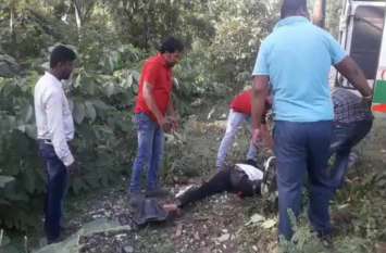 Road Accident : One died in road accident अनियंत्रित बाइक पेड़ से टकराई, चालक का उखड़ा हाथ, कुछ देर बाद हो गई मौत