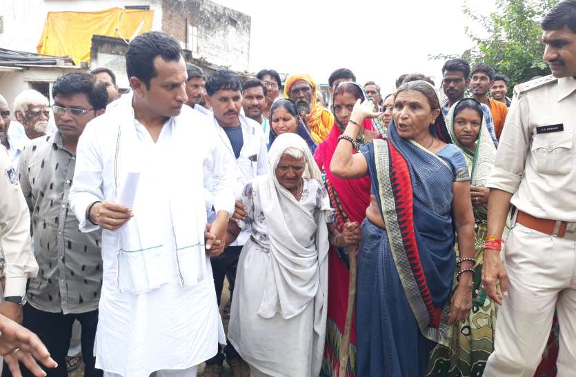 नर्मदा घाटी मन्त्री बघेल ने डूब प्रभावितों से की मुलाकात ओर जाने हालचाल नर्मदा घाटी मन्त्री बघेल ने डूब प्रभावितों से की मुलाकात ओर जाने हालचाल