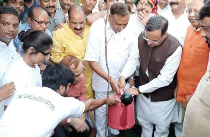 उपमुख्यमंत्री आगरा में, प्रधानमंत्री के जीवन पर लगाई गई प्रदर्शनी का उद्घाटन