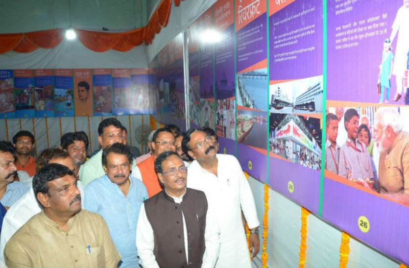 उपमुख्यमंत्री आगरा में, प्रधानमंत्री के जीवन पर लगाई गई प्रदर्शनी का उद्घाटन उपमुख्यमंत्री ने प्रधानमंत्री नरेंद्र मोदी के जीवन पर लगाई गई प्रदर्शनी का किया उद्घाटन