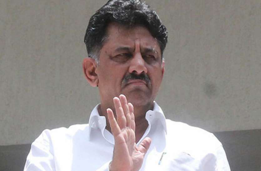 अदालत में शीर्ष वकीलों के बीच हुई जोरदार बहस अदालत में शीर्ष वकीलों के बीच हुई जोरदार बहस