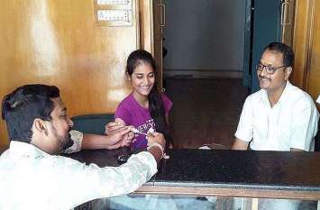 Dungarpur . Daughters found happiness in parents' office बेटियों को पैरेंट्स के ऑफिस में मिली खुशी