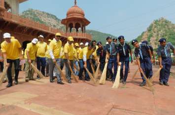 Swacchta Abhiyan Show Off In Alwar अलवर में स्वच्छता अभियान के नाम पर मजाक! पहले से साफ मूसी महारानी की छतरी पर झाडू लगाकर फोटो खींचवाई और लौट आए