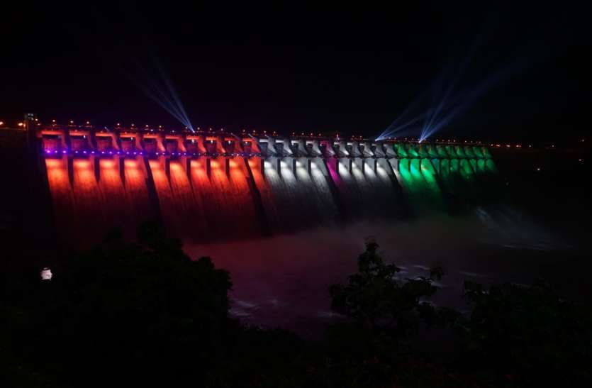 Sardar Sarovar dam: इस महोत्सव के कारण तिरंगे की रोशनी से नहाया यह बांध Sardar Sarovar dam: इस महोत्सव के कारण तिरंगे की रोशनी से नहाया यह बांध
