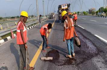 Lucknow Agra expressway damaged आगरा-लखनऊ एक्सप्रेस वे हुआ क्षतिग्रस्त