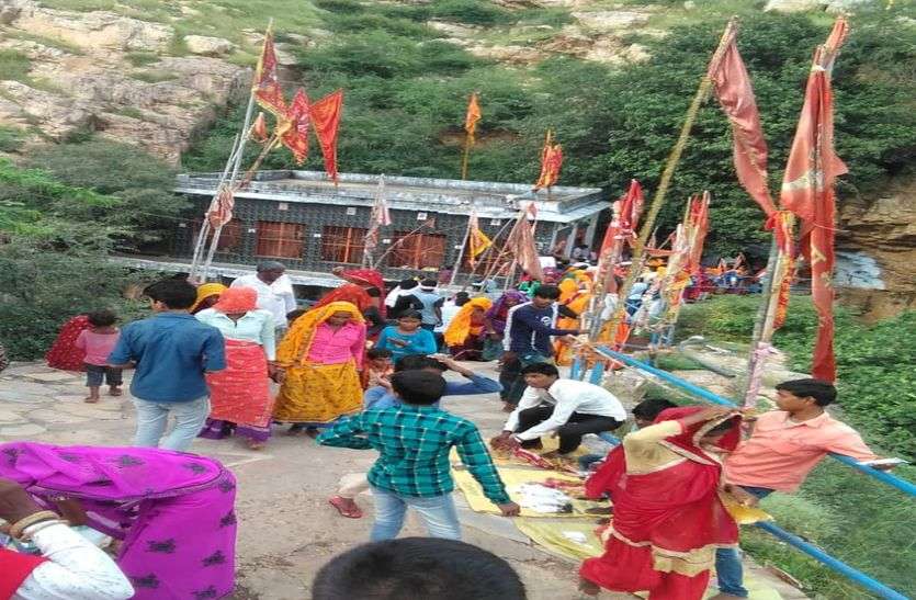 अलुड़ा माता के गूंजे जयकारे अलुड़ा माता के गूंजे जयकारे